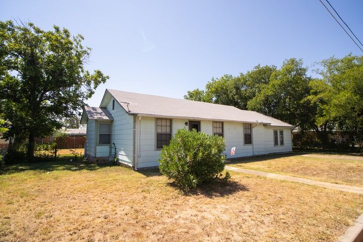 Property Photo: 83 E 20th St TX 76903