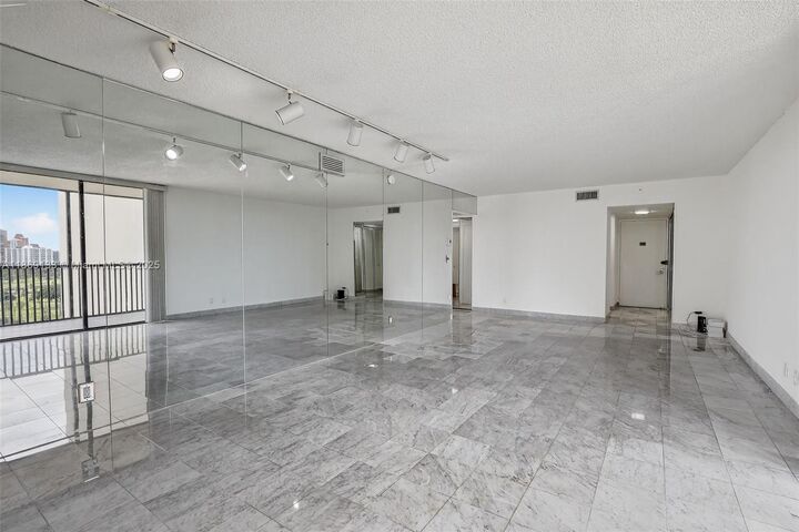 Property Photo:  20379 W Country Club Dr 1639  FL 33180 