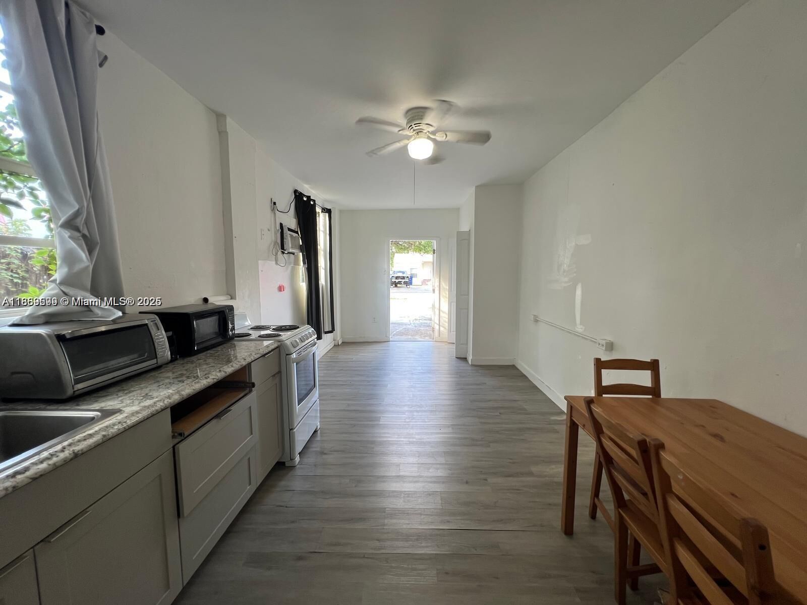Property Photo: 2126 Arthur St 2 FL 33020