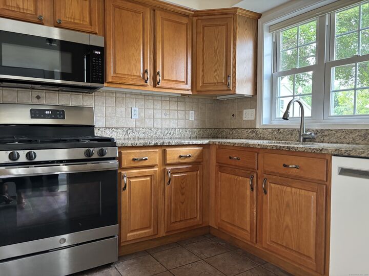 Property Photo: 511 Elm Street 9-1 CT 06473