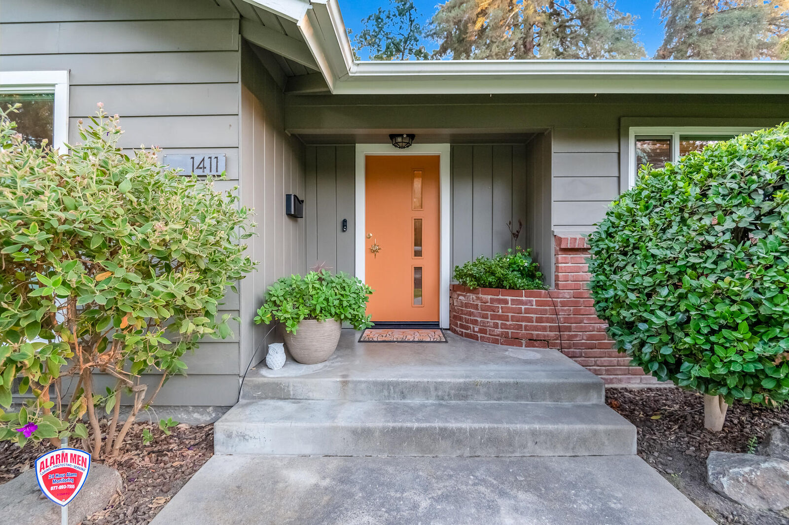 Property Photo: 1411 W Meadow Avenue CA 93277