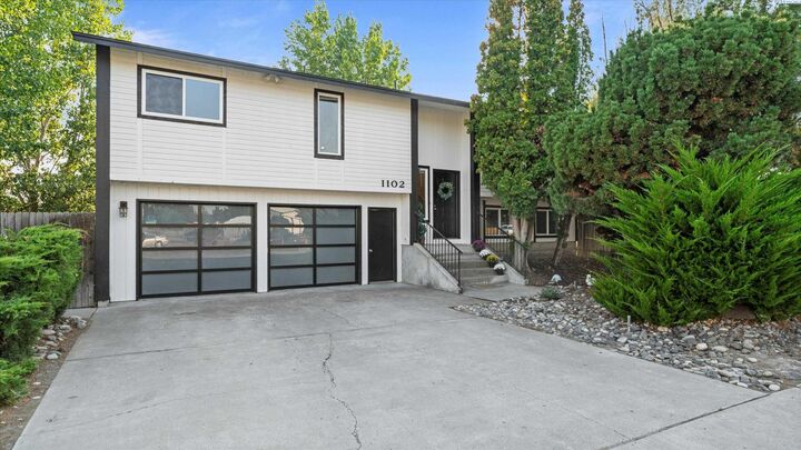 Property Photo: 1102 S Lincoln Street WA 99338