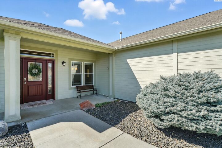 Property Photo: 8901 W Clearwater Place WA 99336