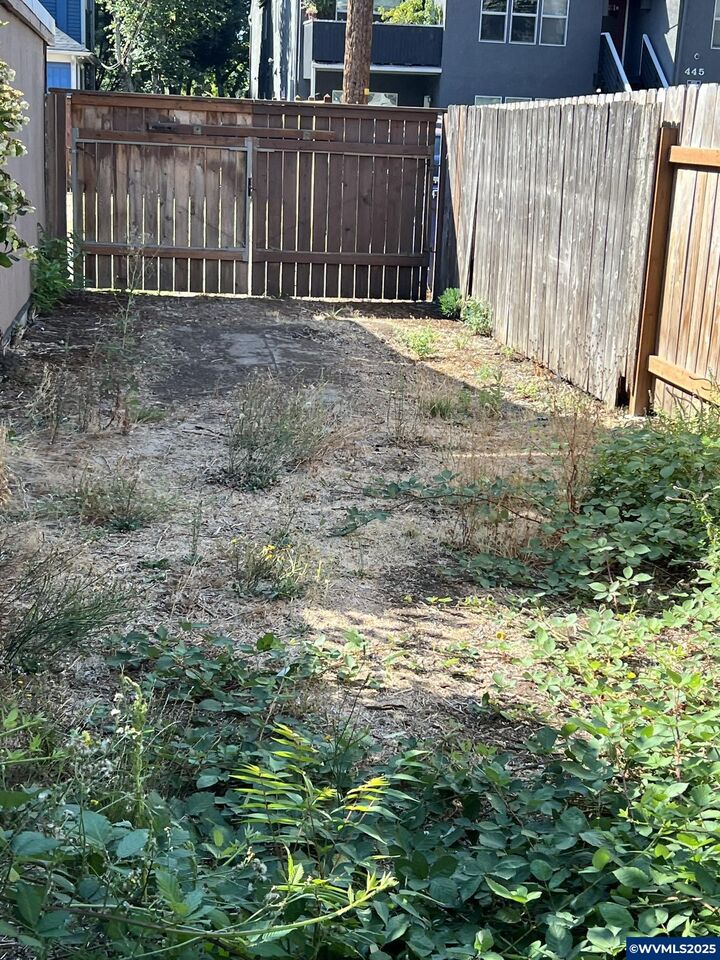 Property Photo:  930 Lawrence St  OR 97401 