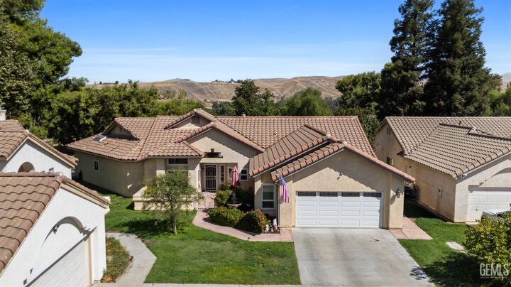 Property Photo:  16160 Match Pointe Ct  CA 93306 