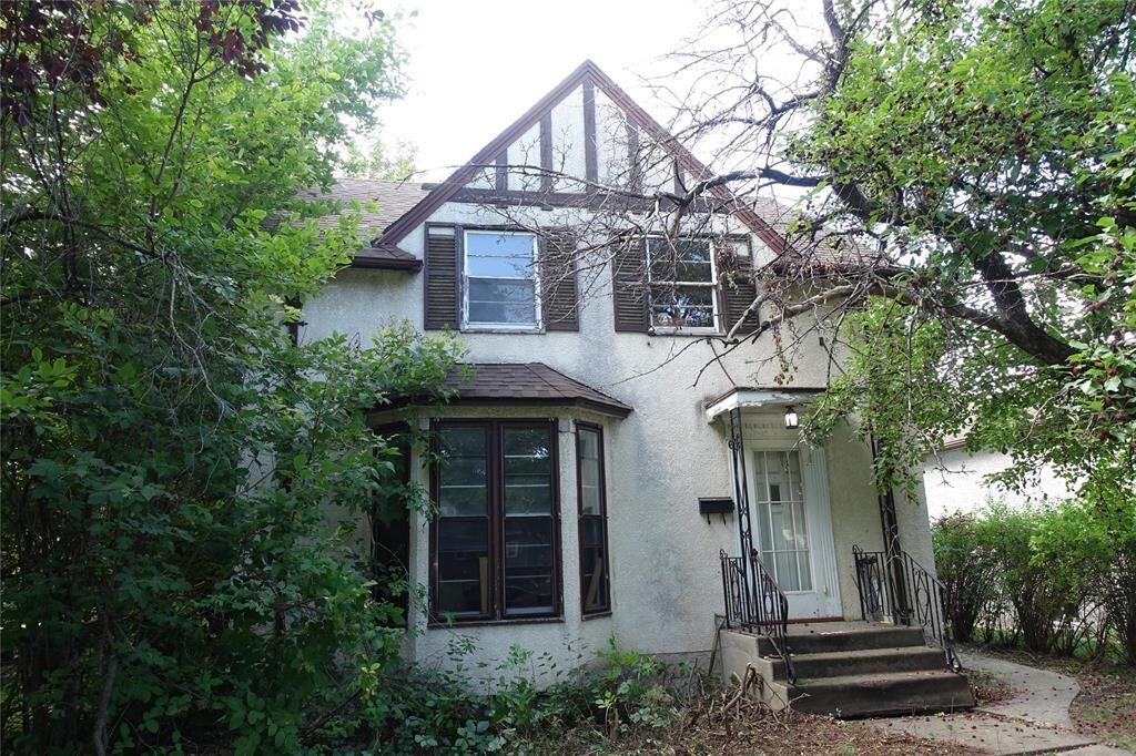 Property Photo: 63 Crawford Avenue MB R2H 1X4