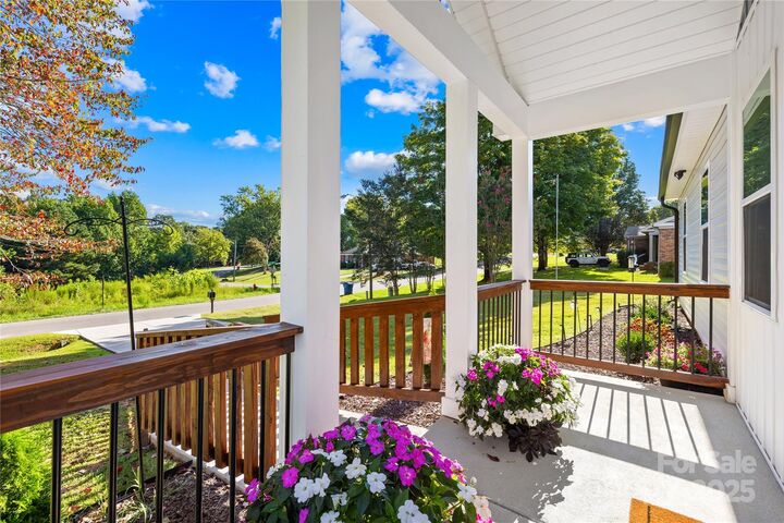 Property Photo:  3121 Suffolk Drive  NC 28152 