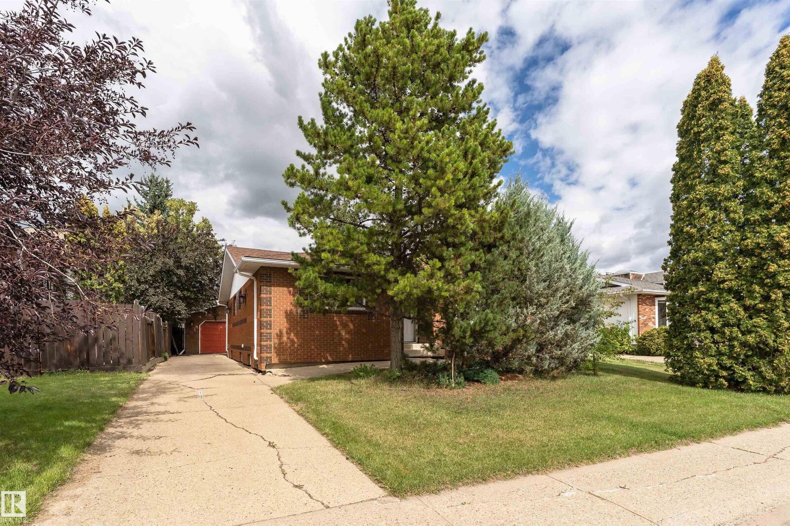 Photo de la propriété:  10444 26 Avenue NW  AB T6J 4J9 