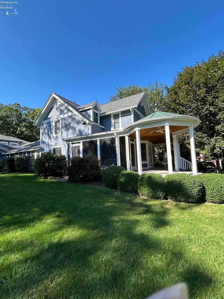 Property Photo:  132 4th  OH 43440 