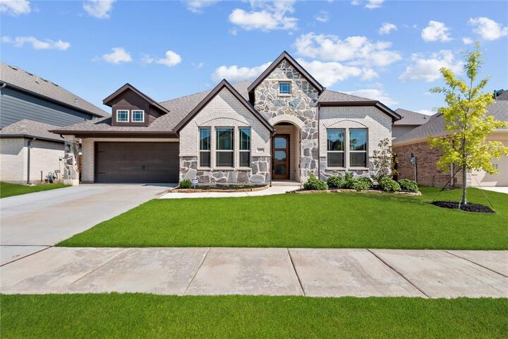 Property Photo: 1005 Superbloom Avenue TX 76247