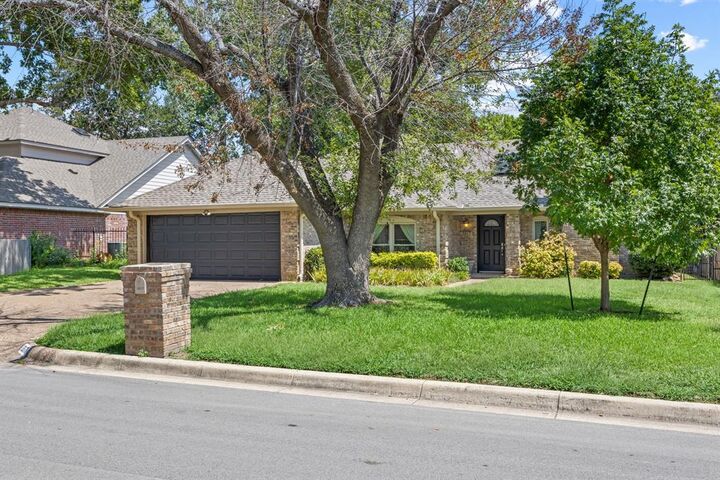 Property Photo:  3817 Devonaire Drive  TX 76008 