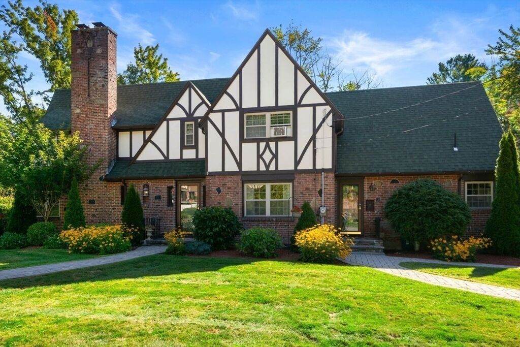 Property Photo: 7 Old Brook Dr MA 01609
