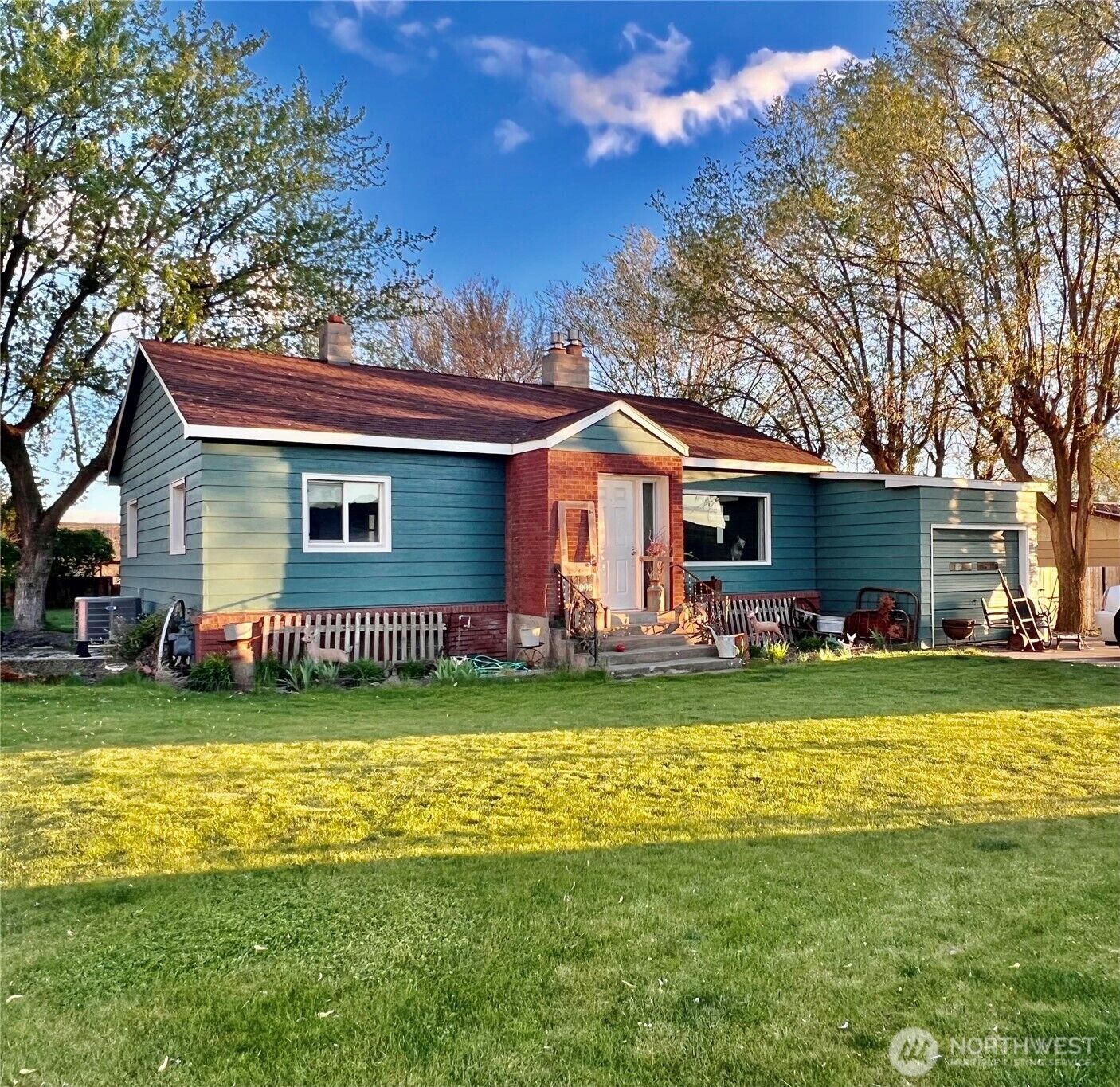 Property Photo:  1006 E Dobson Road  WA 99159 