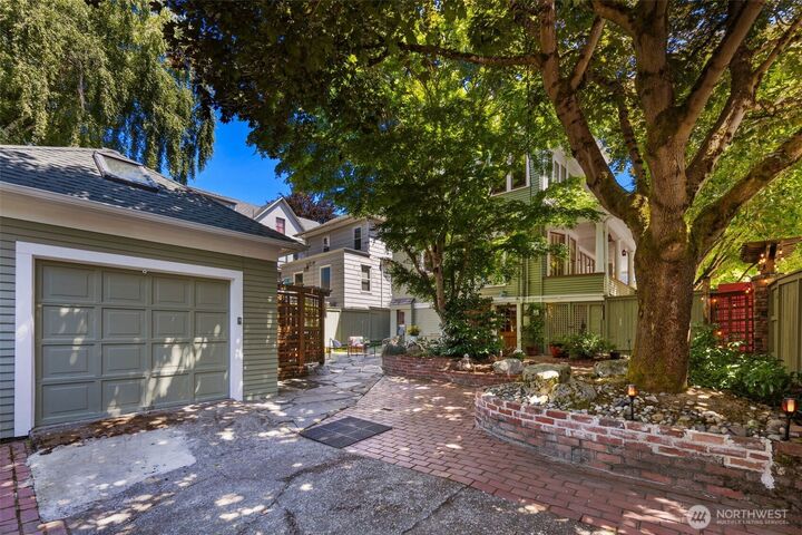 Property Photo: 503 12th Avenue E WA 98102
