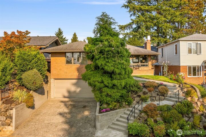 3232  43rd Avenue W  Seattle WA 98199 photo
