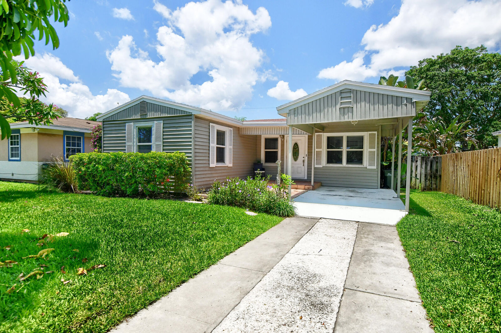 Property Photo: 830 SE 3rd Avenue FL 33483