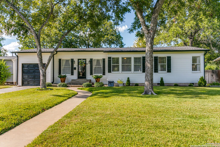 Property Photo: 135 Devonshire TX 78209