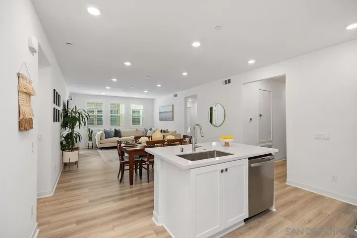 Property Photo: 1400 Lasso Way 203 CA 92694