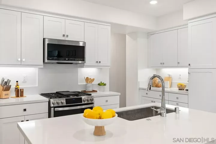 Property Photo: 1400 Lasso Way 203 CA 92694