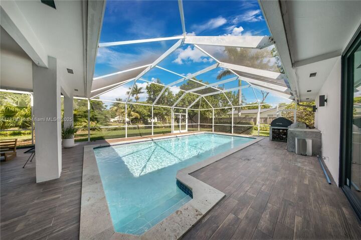 Property Photo: 16900 SW 87th Ave FL 33157