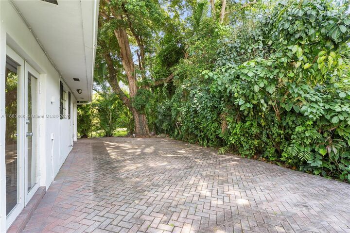 Property Photo: 5520 San Vicente St FL 33146