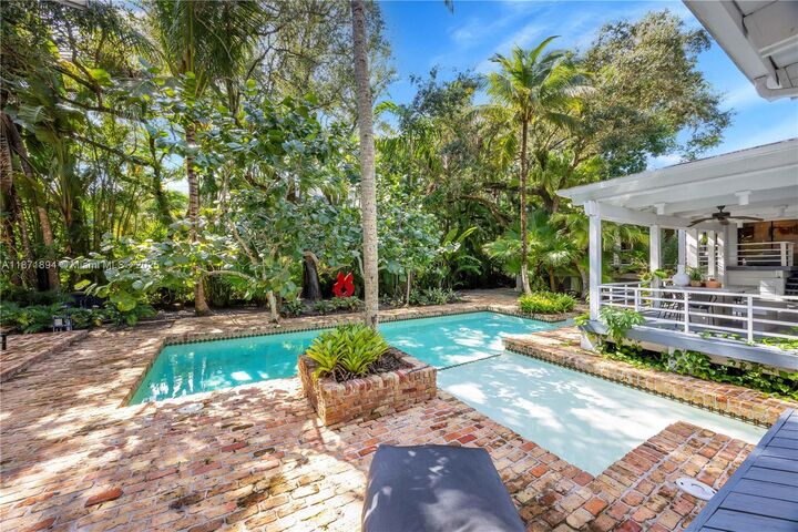 Property Photo: 5600 Oakwood Ln FL 33156