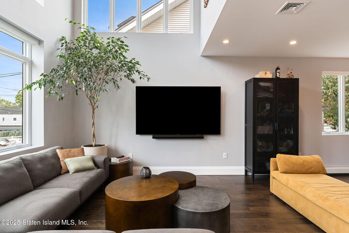 Property Photo:  100 Knox Place  NY 10314 