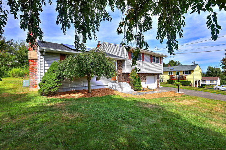 Property Photo:  7 Columbine Lane  CT 06403 