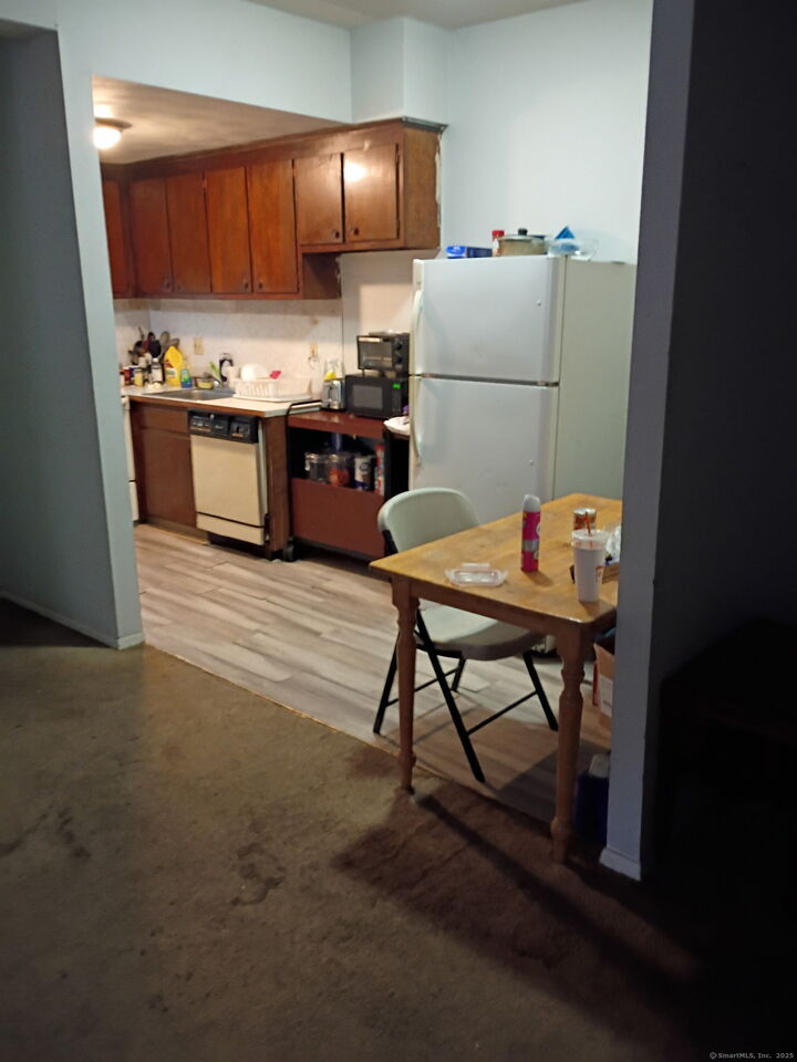 Property Photo:  515 Emmett Street Apt B12  CT 06010 