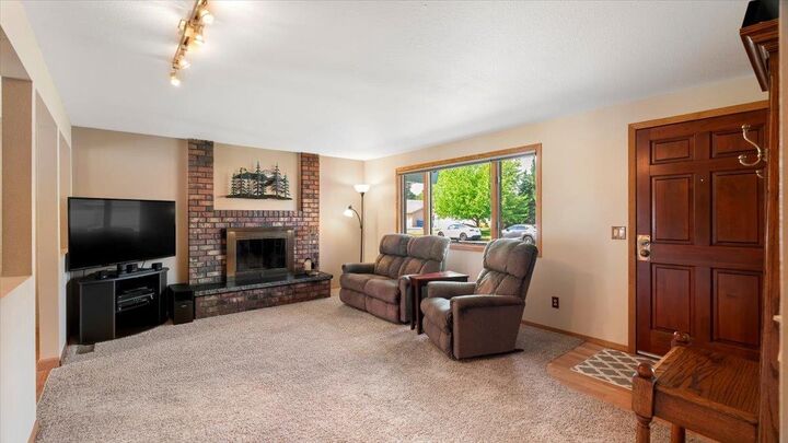 Property Photo: 11416 N Guinevere Dr WA 99218