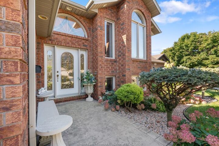 Property Photo:  4 Francesco Court  ON N8H 5M4 
