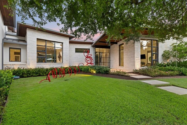Property Photo:  2001 Cueva De Oro Cove  TX 78746 