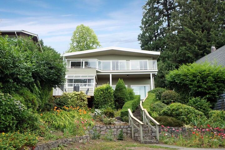 850 Esquimalt Avenue — photo 1