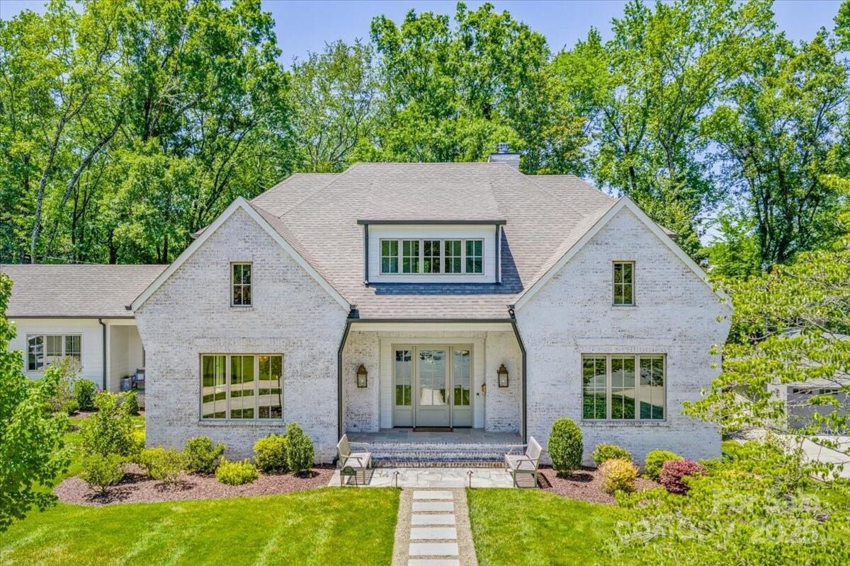 Property Photo:  2421 Knollwood Road  NC 28211 