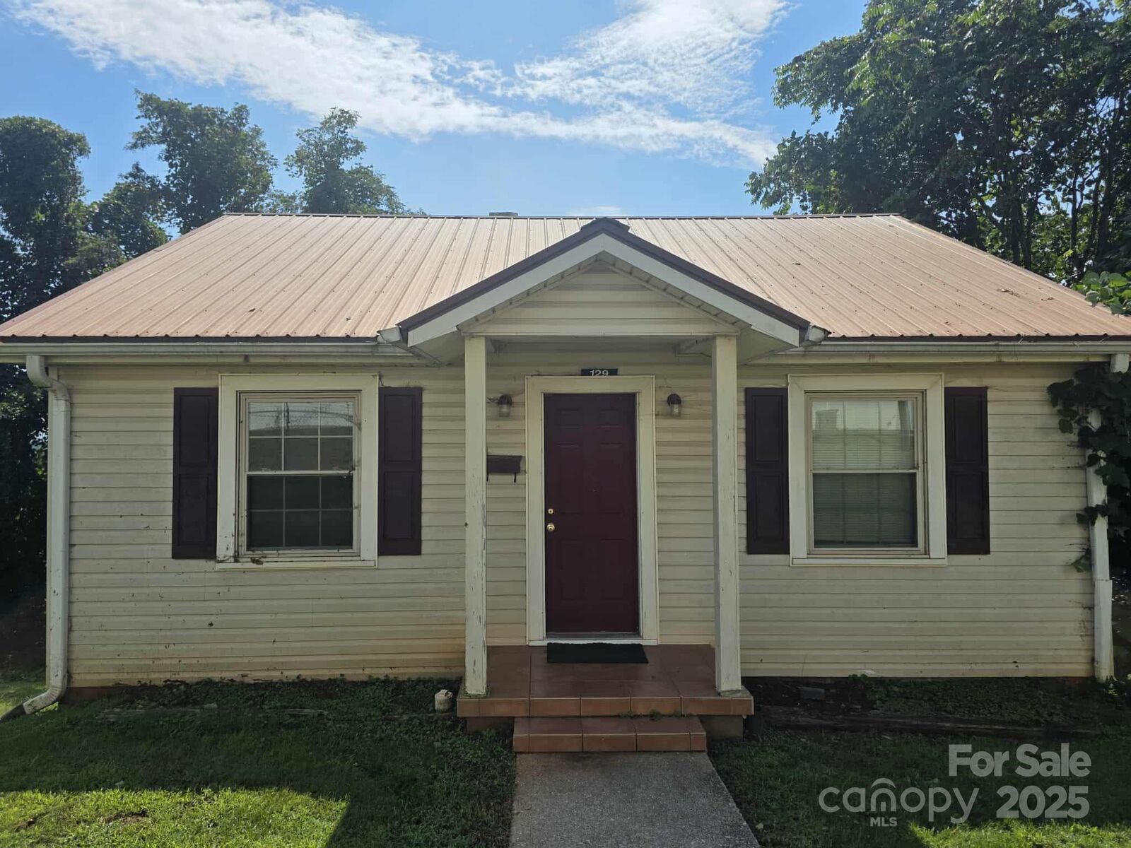 Property Photo:  129 Summit Street  NC 28752 