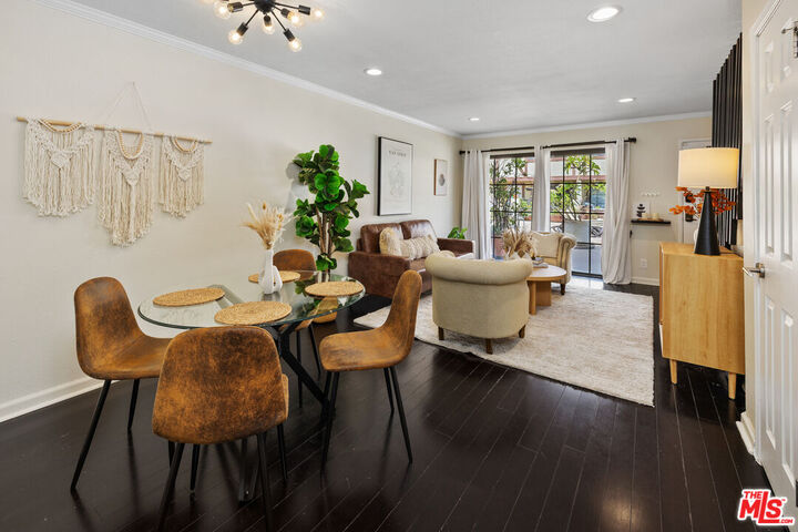 Property Photo: 11127 La Maida St CA 91601