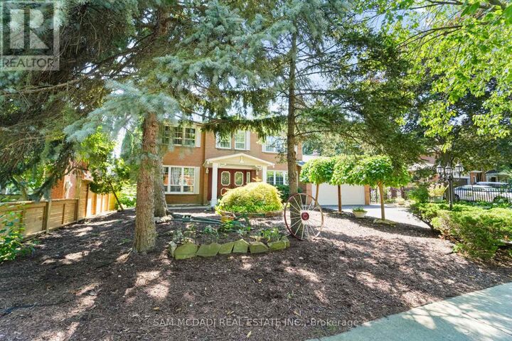 Property Photo: 2032 Shannon Drive ON L5H 3W3