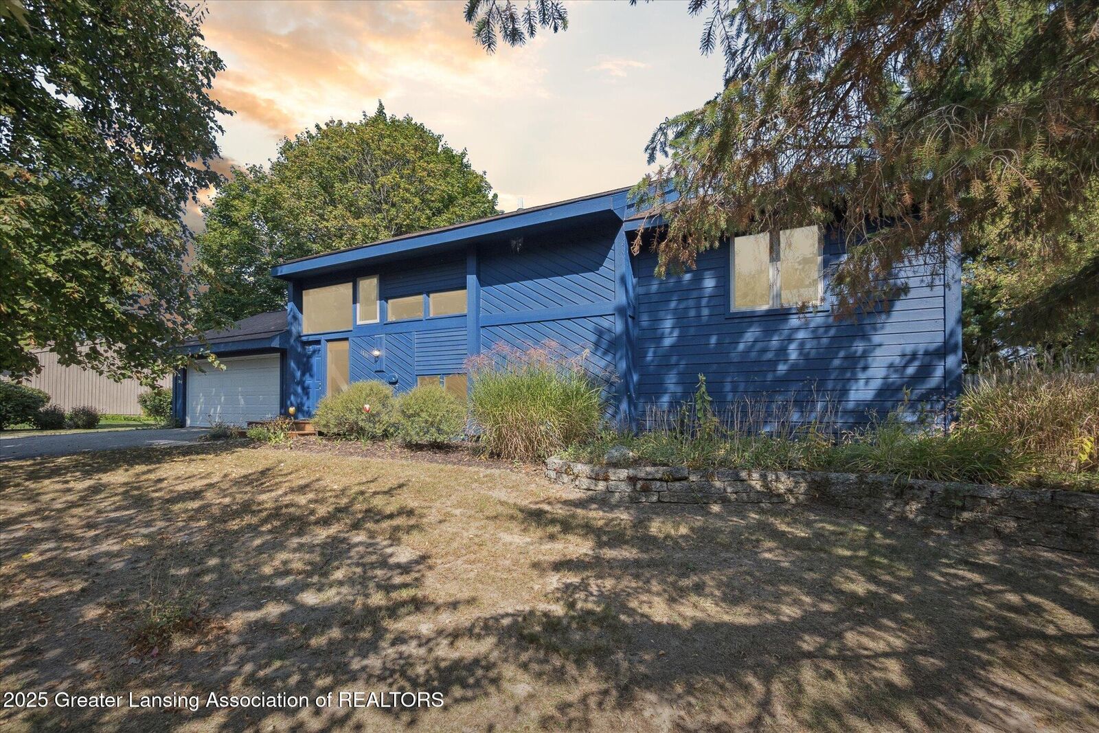 Property Photo:  1138 Cliffdale Drive  MI 48840 