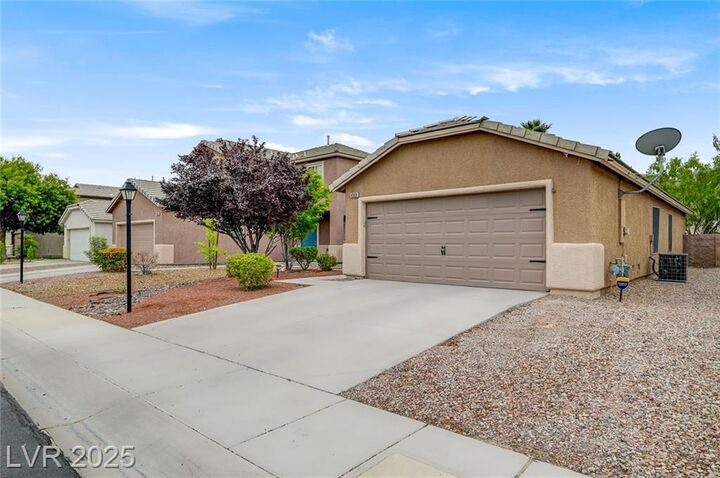 Property Photo: 4909 Whispering Spring Avenue NV 89131