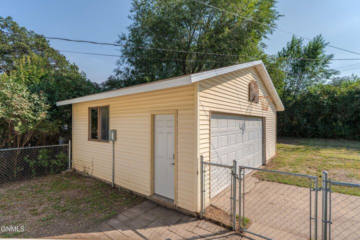 Property Photo:  701 N 9th Street  ND 58501