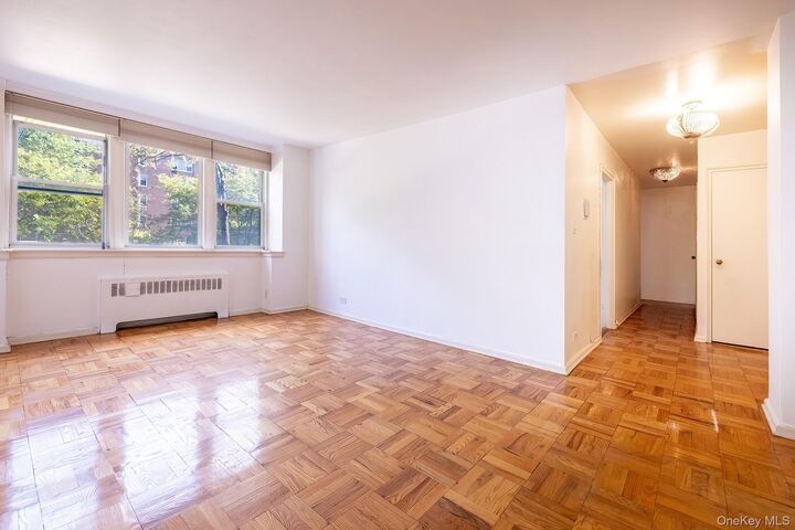 Property Photo:  80 Knolls Crescent 1B  NY 10463 