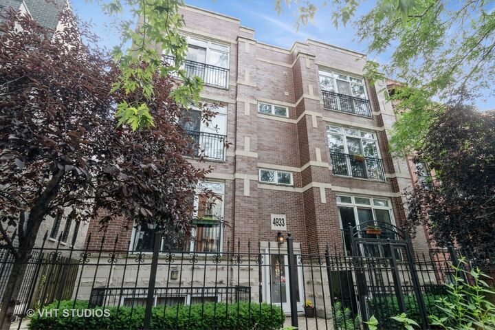 4933 N Winthrop Avenue 2S  Chicago IL 60640 photo