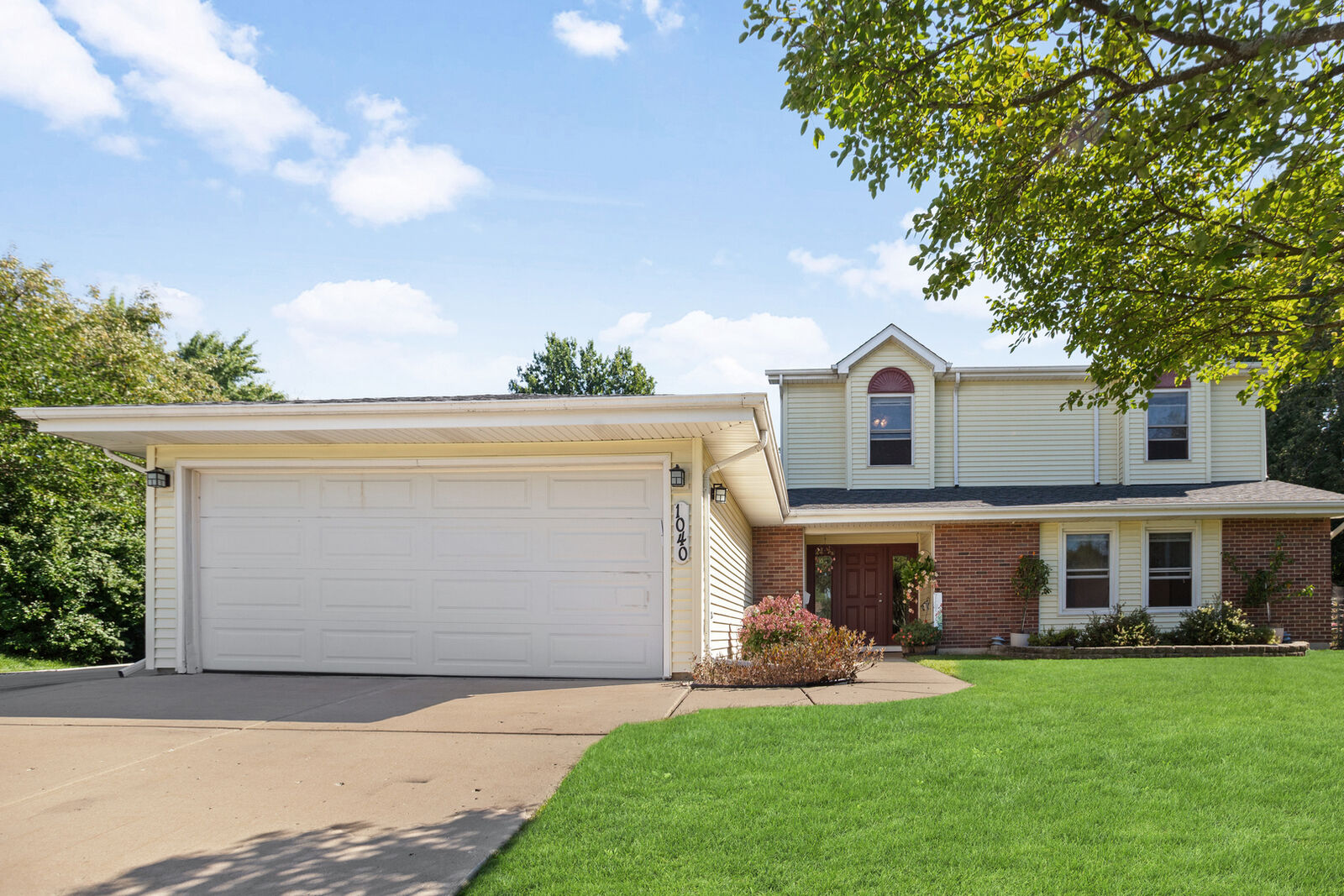 Property Photo: 1040 Hermitage Lane IL 60169