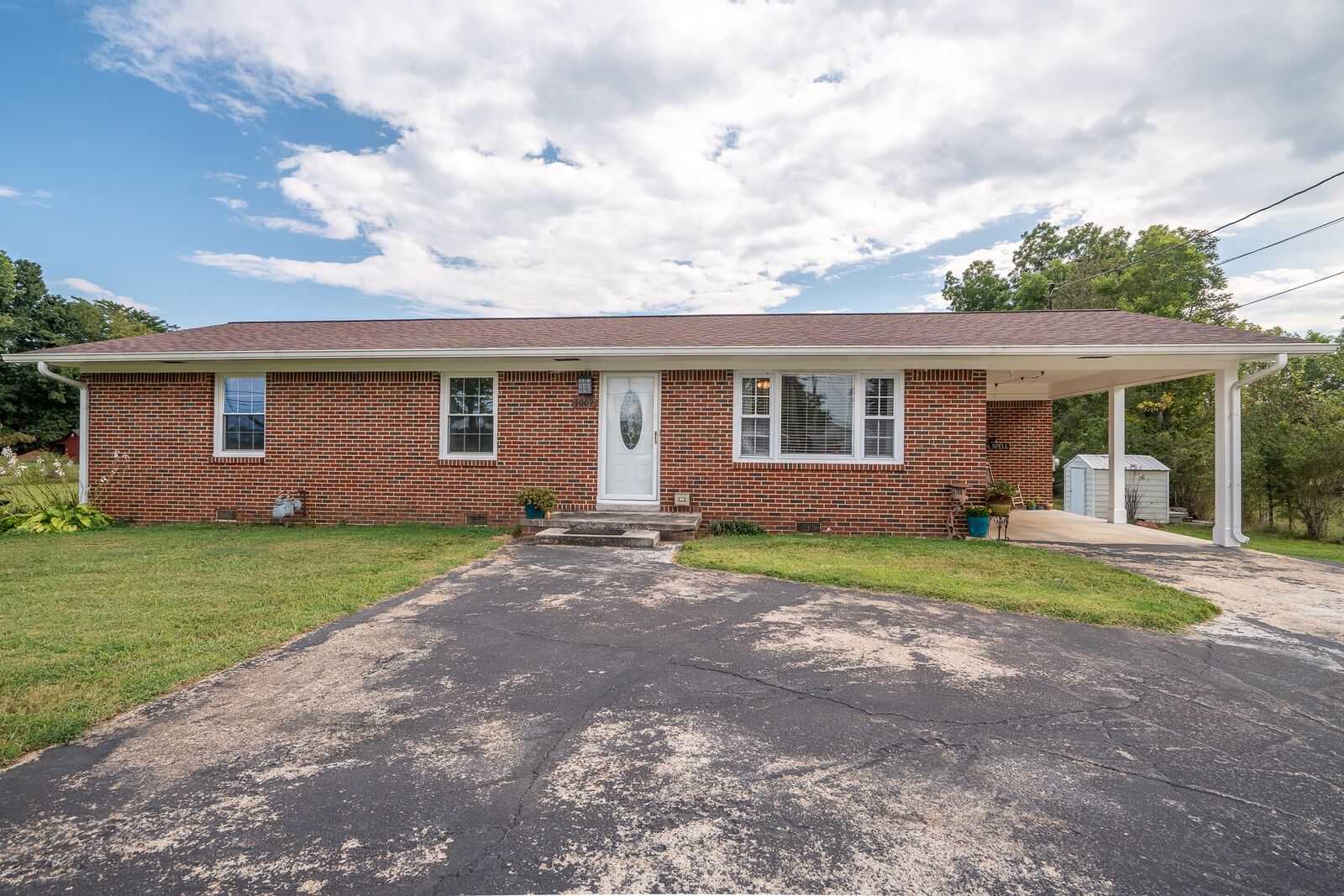 Property Photo:  1009 N Main St  TN 38481 
