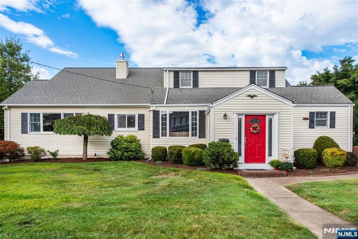 92 Locust Avenue  Emerson NJ 07630 photo