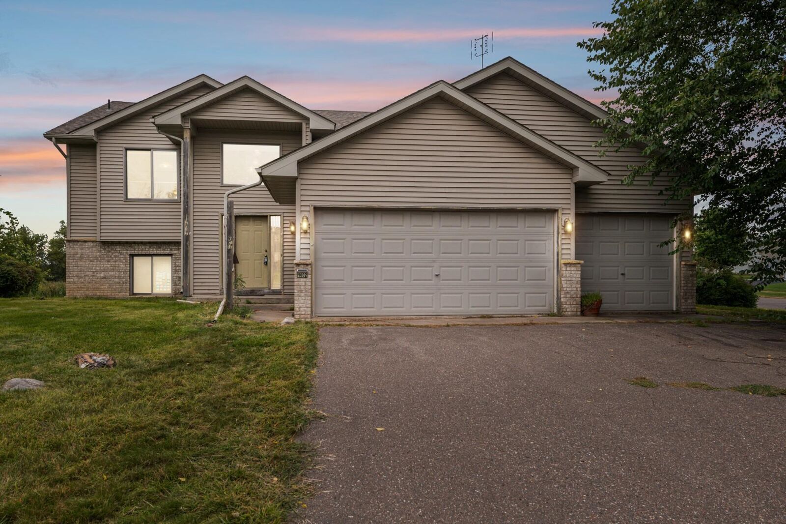 Property Photo:  1002 Marsh View Road  MN 55006 