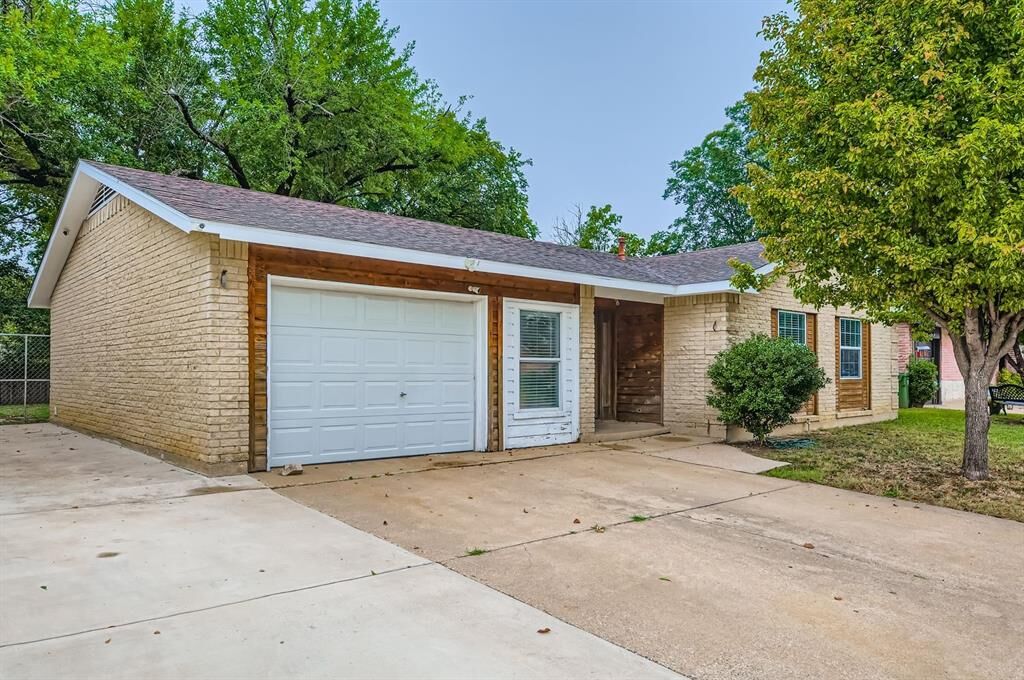 Property Photo:  1405 Carla Avenue  TX 76014 
