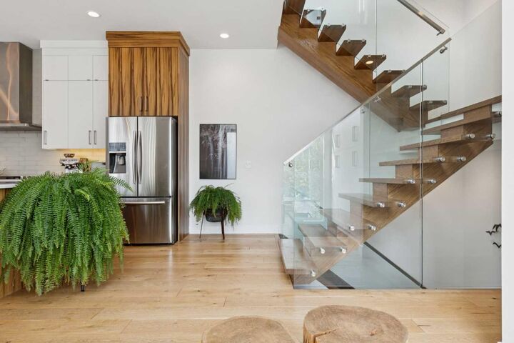 Property Photo:  2010 25 Avenue SW  AB T2T 1A7 