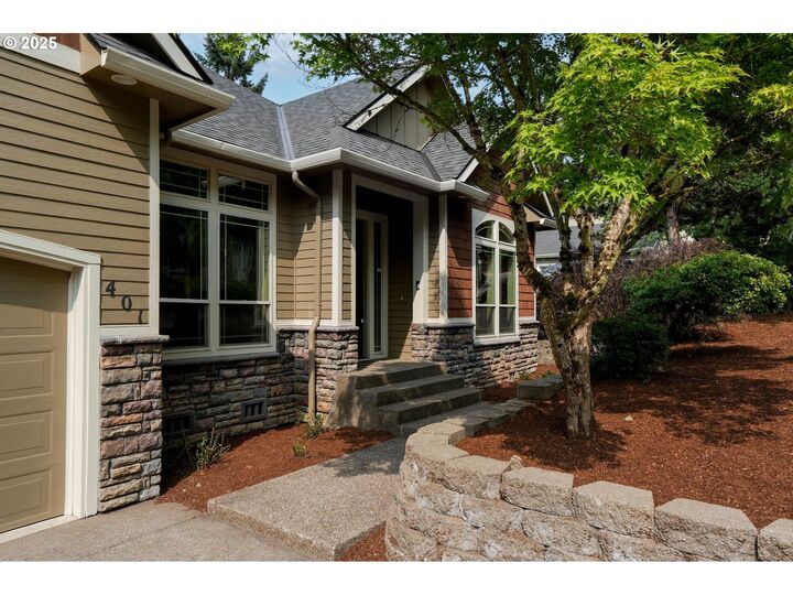 Property Photo: 401 La Cresta Dr OR 97306