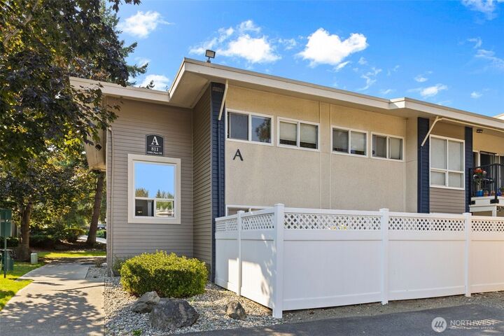 Property Photo:  811  126th Place NE A203  WA 98005 